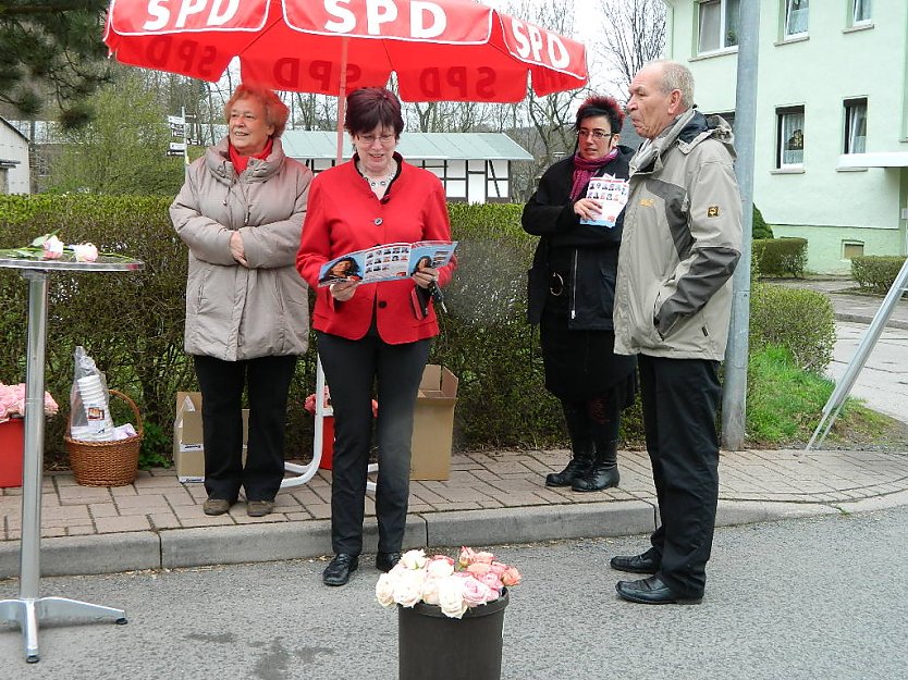 Unterwegs bei den W&auml;hlern (Foto: G. Sennecke)