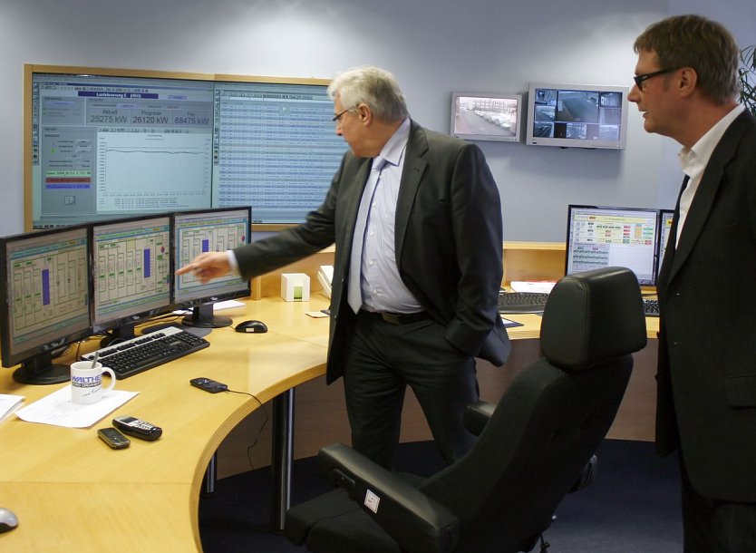 Adams (rechts) in der EVN-Netzleitstelle (Foto: privat)