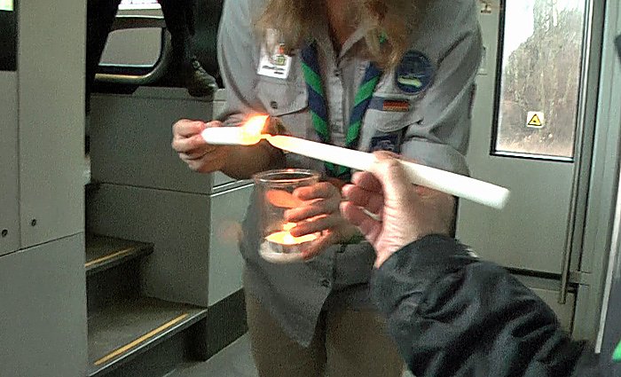 Friedenslicht angekommen (Foto: Karl-Heinz Herrmann) Friedenslicht angekommen (Foto: Karl-Heinz Herrmann)