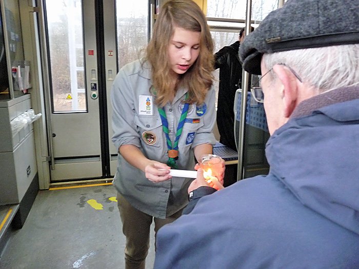 Friedenslicht angekommen (Foto: Karl-Heinz Herrmann) Friedenslicht angekommen (Foto: Karl-Heinz Herrmann)