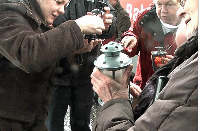 Friedenslicht angekommen (Foto: Karl-Heinz Herrmann) Friedenslicht angekommen (Foto: Karl-Heinz Herrmann)