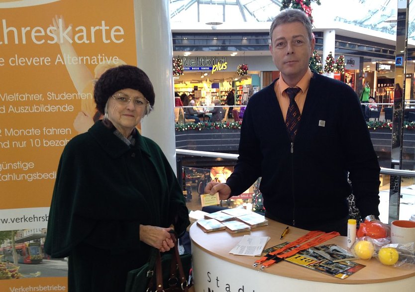 Beratung am Info-Stand (Foto: Verkehrsbetriebe Nordhausen)