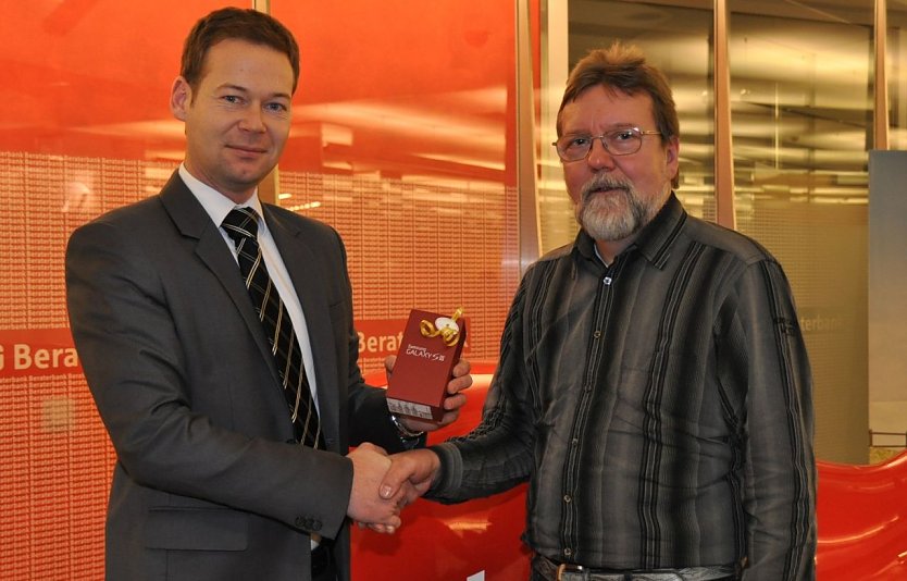 Kundenberater Tino Pf&ouml;rtner (links) &uuml;berbrachte die freudige Botschaft (Foto: KSK)