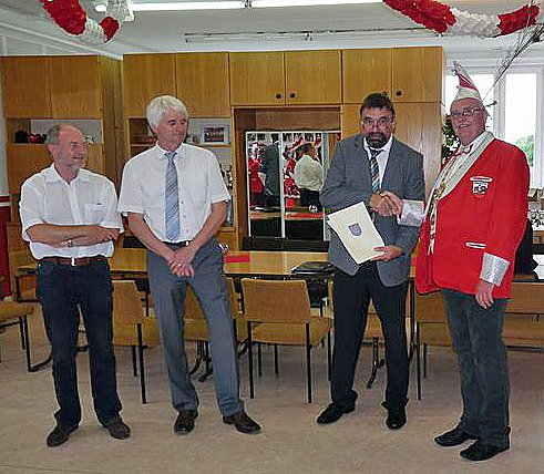 Geld für Verein (Foto: Karl-Heinz Herrmann) Geld für Verein (Foto: Karl-Heinz Herrmann)