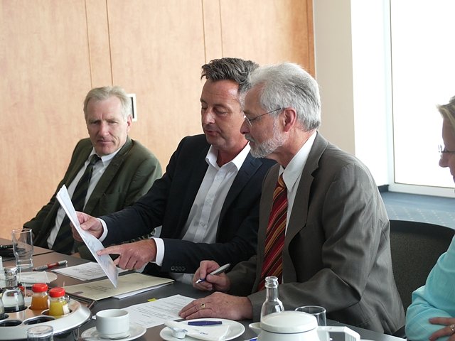 &Uuml;bergabe F&ouml;rderbescheid (Foto: Ilka K&uuml;hn)