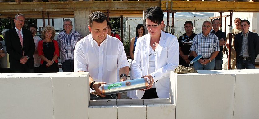 Tanja L&uuml;cke und Nick Br&ouml;der bei der Grundsteinlegung (Foto: nnz)
