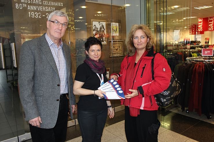 Spenden in der Galerie (Foto: Karl-Heinz Herrmann) Spenden in der Galerie (Foto: Karl-Heinz Herrmann)