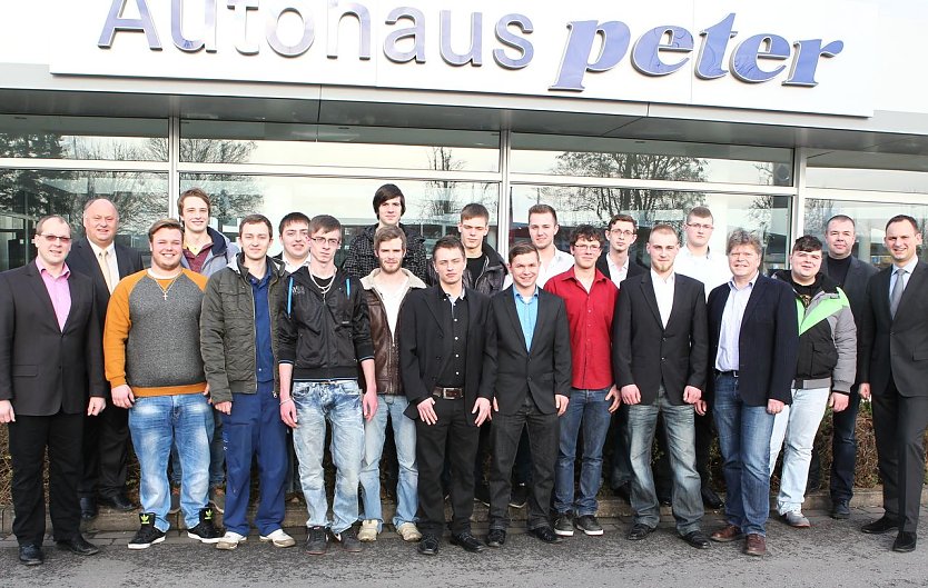 Angekommen. Die Neuen haben gerade ihre Arbeitsvertr&auml;ge unterschrieben. (Foto: nnz)