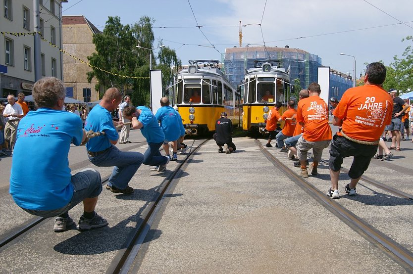 Mensch gegen Straßenbahn (Foto: Verkehrsbetriebe Nordhausen) Mensch gegen Straßenbahn (Foto: Verkehrsbetriebe Nordhausen)