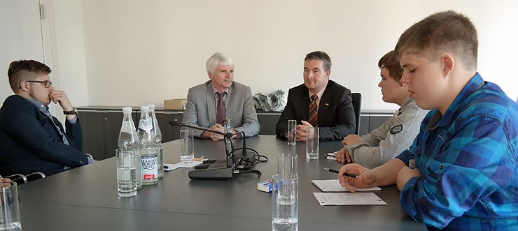 Im Austausch mit Thüringer Landesschülervertretung (Foto: Seggy, ECHO.MAG 2014) Im Austausch mit Thüringer Landesschülervertretung (Foto: Seggy, ECHO.MAG 2014)