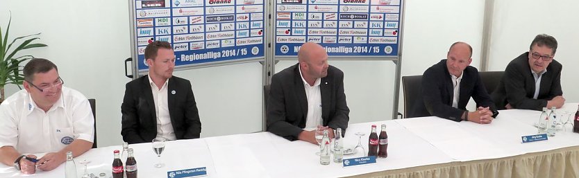 Präsidium, Trainer, neuer Spieler (Foto: nnz) Präsidium, Trainer, neuer Spieler (Foto: nnz)