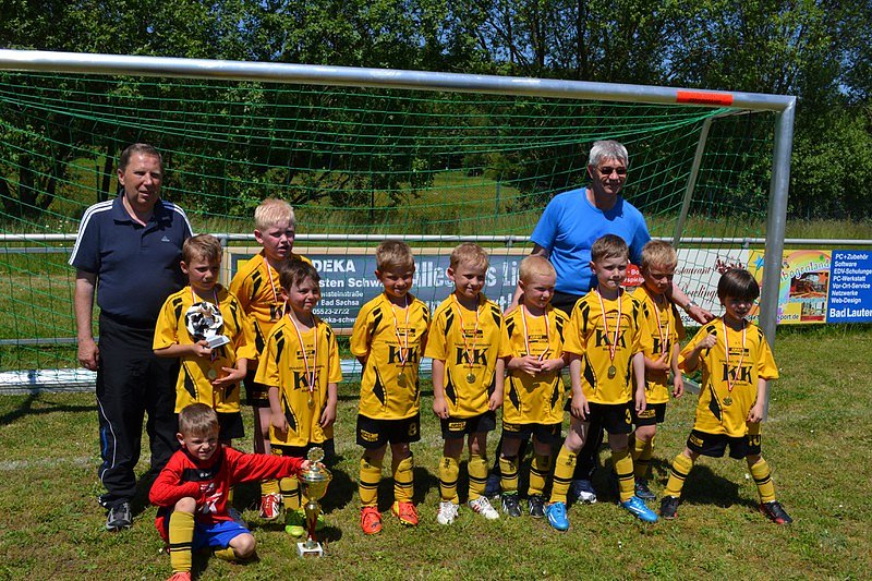 G-Junioren mit Trainern (Foto: Ellen Reinsch)