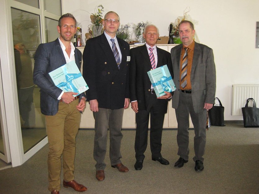 Ehemalige Geschäftsführung mit neuem Chef (Foto: Th. Ehbrecht) Ehemalige Geschäftsführung mit neuem Chef (Foto: Th. Ehbrecht)
