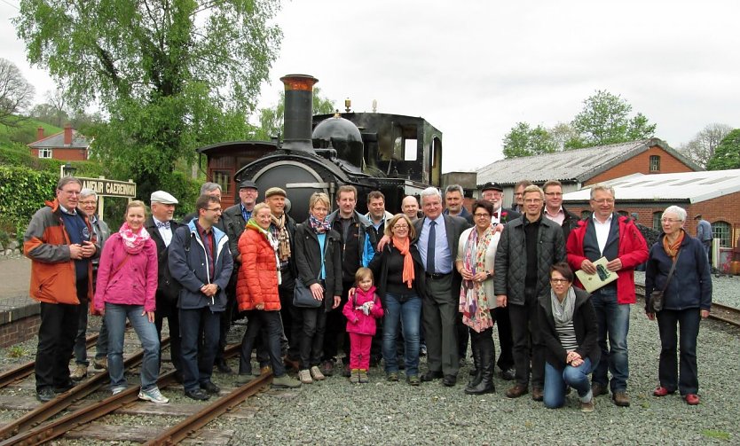 Die Vertreter der deutschen Schmalspurbahnen bei der diesj&auml;hrigen Zusammenkunft in Wales (Foto: Silke St&uuml;ber)