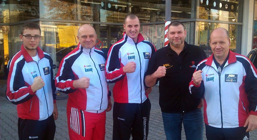 In der Mitte der russische Neuzugang Vladimir Ivanov gemeinsam mit seinen Trainern, Mannschaftsleiter Michael Döring und Trainer Andreas Dietrich-Scherfling.  (Foto: Johann Reinhardt)