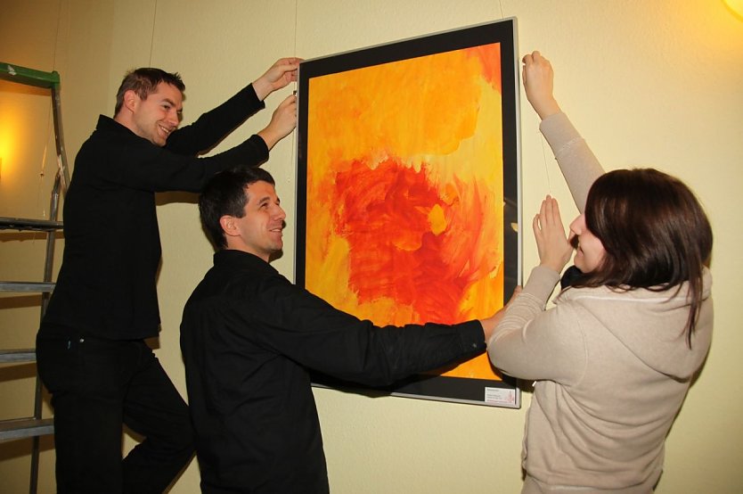 Rainer Kiel, Torsten Rieschel und Lisa Lindner von der Lebenshilfe beim Ausstellungsaufbau (Foto: Jessica Pieper)