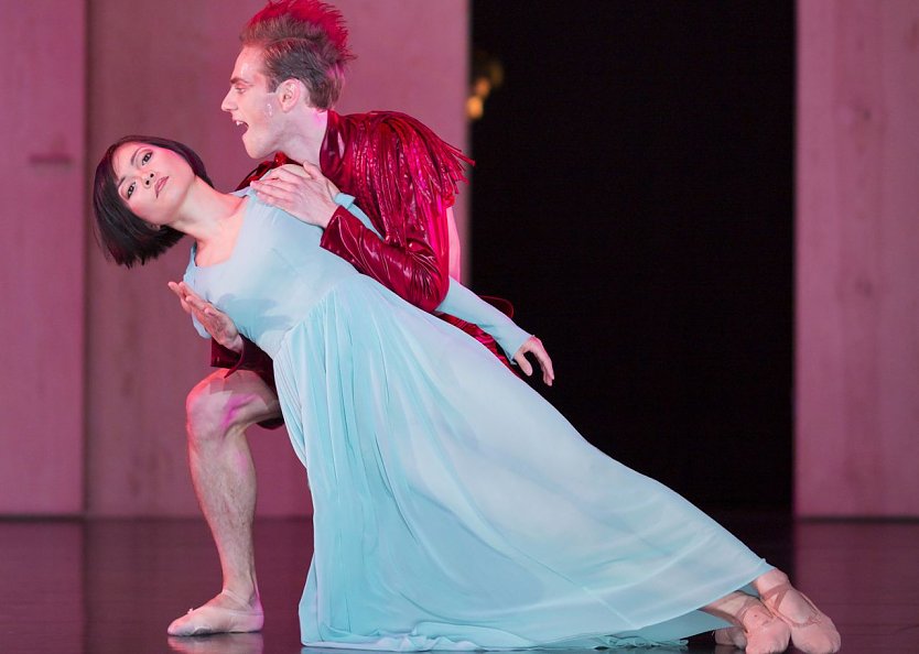 Fumiko Okusawa und Kirill Kalashnikov (hier in „Shakespeare. Ein Ballett.“) tanzen für Kinder ab fünf Jahren „Ente, Tod und Tulpe“ (Foto: Tilmann Graner)