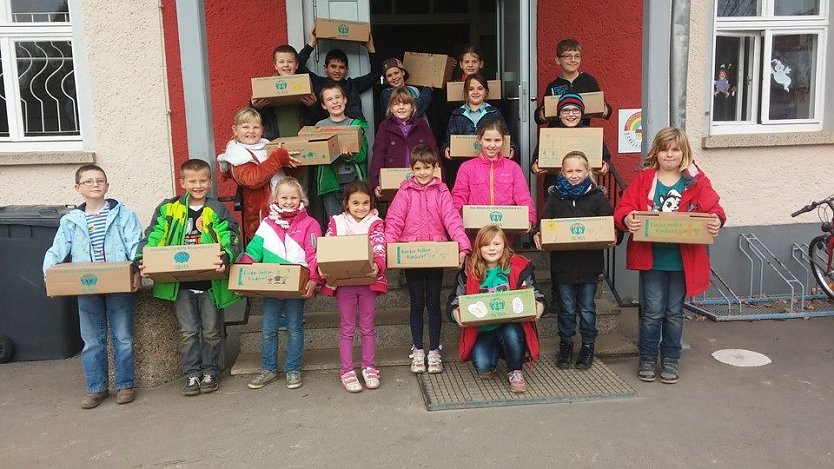 Insgesamt 18 Pakete haben die Schüler der Grundschule Niedersalza im Rahmen der Aktion "Kinder helfen Kindern" füllen können (Foto: Grundschule Niedersalza)