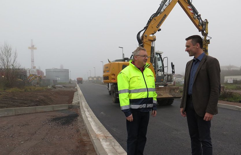 Besichtigung vor Ort: Niesl Neu (rechts) im Gespräch mit Bauleiter Peter Lindemann (Foto: nnz)