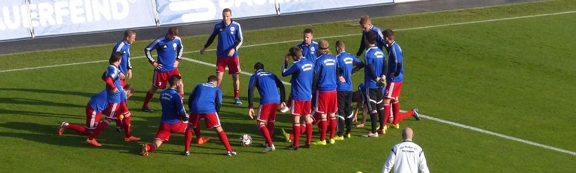 Auch die Mannschaft ist bereits auf dem Platz (Foto: nnz)