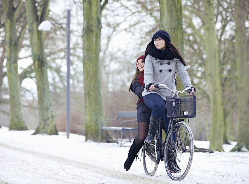 Wer ein paar Regeln beachtet, kommt auch auf dem Drahtesel sicher durch den Winter. (Foto: dmd/thx)