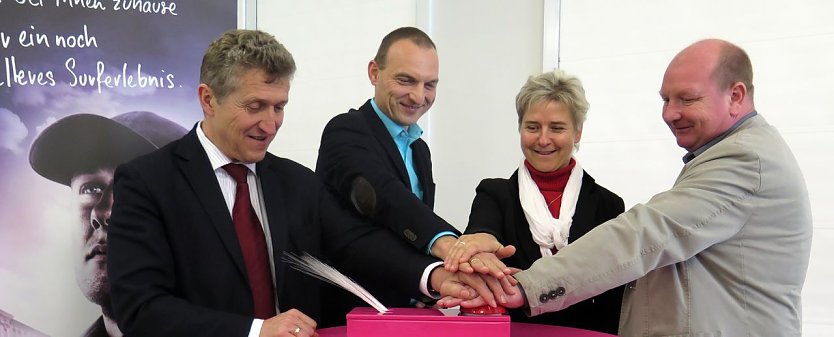 Auf den Knopf in Nordhausen gedrückt. Von links: Dr. Klaus Zeh, Martin Juckeland, Beatrice Strangalies und Robby Regitz von der Telekom. (Foto: nnz)