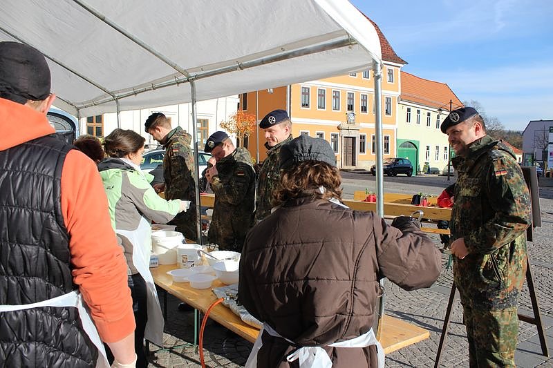 Schmackhaftes Essen für guten Zweck (Foto: Karl-Heinz Herrmann)