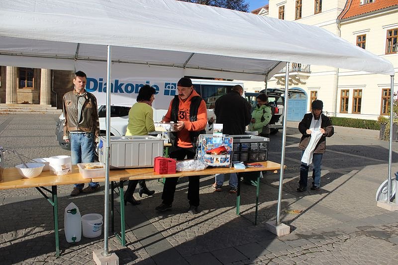 Schmackhaftes Essen für guten Zweck (Foto: Karl-Heinz Herrmann)