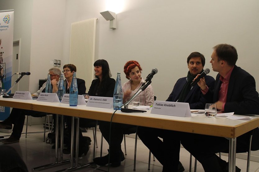 Im Podium diskutierten v.l.n.r.: Reiner Ende, Elke Harjes-Ecker, Sabine Reich, Michelle Puls und Dr. Patrick S. Föhl. Moderiert wurde die Diskussion von Tobias Knoblich  (Foto: Angelo Glashagel)