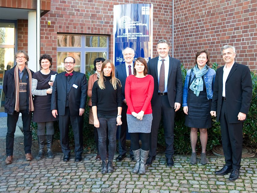Gruppenfoto vor der Vertragsunterzeichnung: Reinhard Strecker, Susanne Krosse, Dr. Christian Sch&auml;fer, Petra K&ouml;chel, Jeanne Siede, Frank B&ouml;hning, Juliane Probst, Prof. Dr. J&ouml;rg Wagner, Prof. Dr. Cordula Borbe und Prof. Dr. Markus Steffens (v.l.n.r.) (Foto: Fachhochschule Nordhausen)