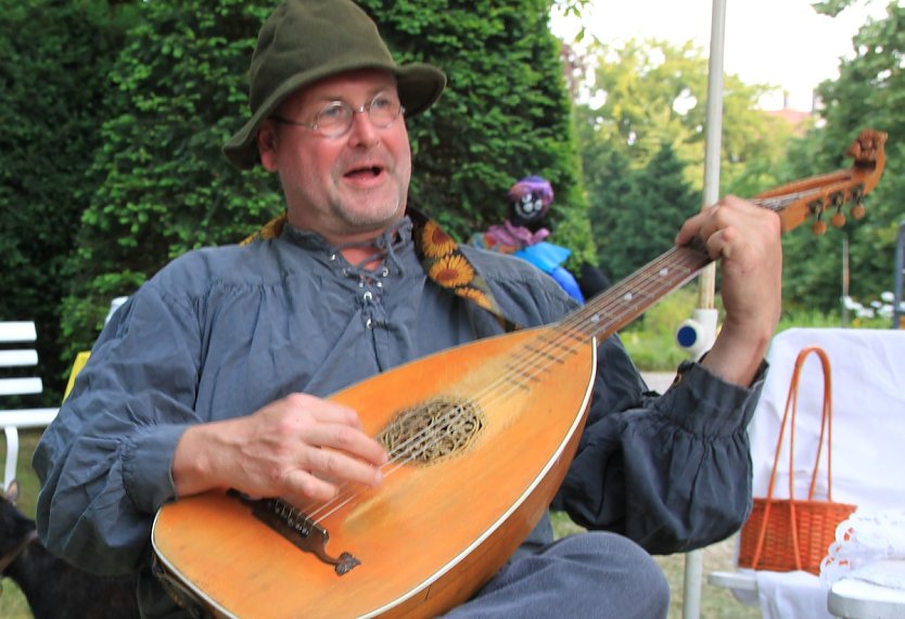 Peter SKABA Röttig singt Heiteres, Witziges, Sagenhaftes zu seiner Laute (Foto: Sylvia Spehr) Peter SKABA Röttig singt Heiteres, Witziges, Sagenhaftes zu seiner Laute (Foto: Sylvia Spehr)