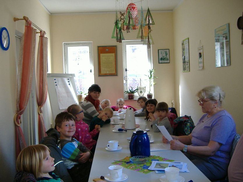 Marlies K&uuml;hr hatte den Kindern ihre Tierfabeln und Tiergeschichten mitgebracht. (Foto: Foto: Frauenzentrum)