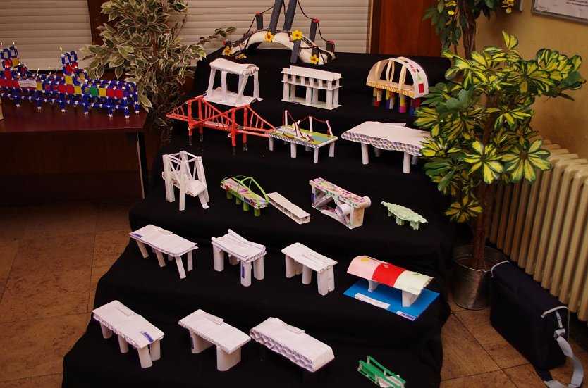 Ein Blick auf die vielen Br&uuml;cken, mit denen sich die Sch&uuml;lerinnen und Sch&uuml;ler am Wettbewerb beteiligt hatten. (Foto: Foto: Glenn Meyer)