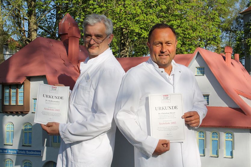 Haben es nun schwarz auf wei&szlig;: Dr. med. Steffen Kohler (links) und Dr. med. Christian Meyer freuen sich, dass sie zu den besten &Auml;rzten Deutschlands 2015 geh&ouml;ren. (Foto: Helios Klinik Bleicherode)