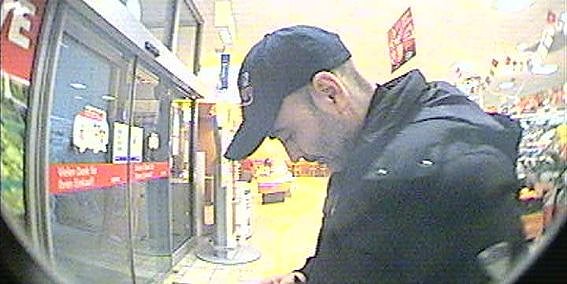 Wer kennt diesen Mann? (Foto: Polizei) Wer kennt diesen Mann? (Foto: Polizei)