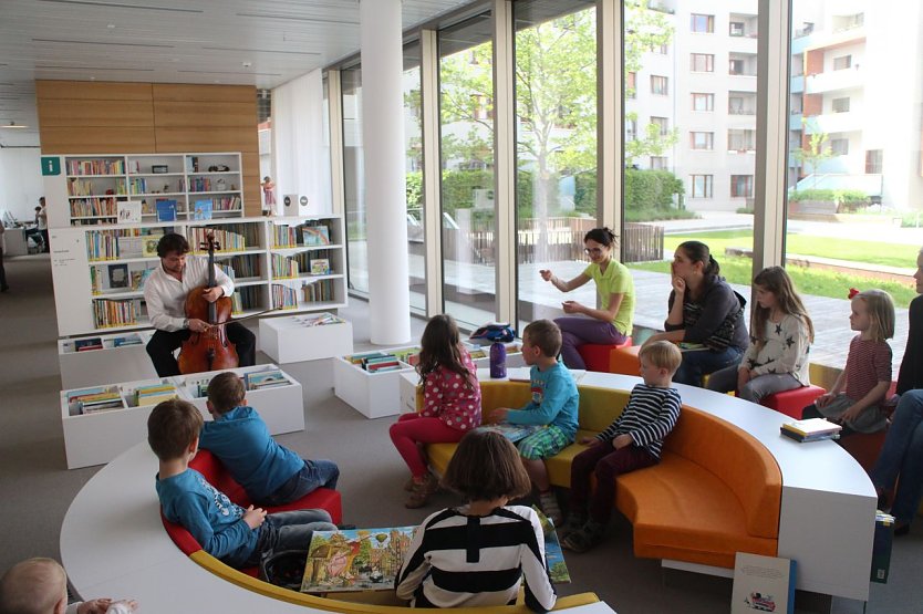 Bei den Dienstagsgeschichten in der Nordh&auml;user Stadtbibliothek drehte sich diese Woche alles um das Cello (Foto: Angelo Glashagel)