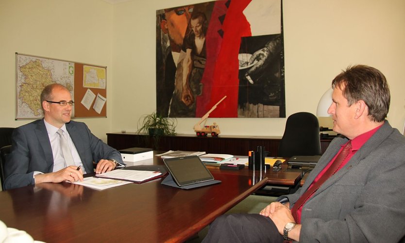 Erstes Treffen: Matthias Ehrhold besuchte Landrat Matthias Jendricke (Foto: Jessica Pieper) Erstes Treffen: Matthias Ehrhold besuchte Landrat Matthias Jendricke (Foto: Jessica Pieper)