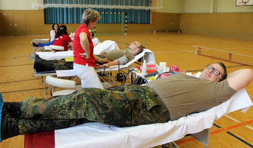 Blut floss bei der Bundeswehr f&uuml;r guten Zweck! (Foto: Karl-Heinz Herrmann)