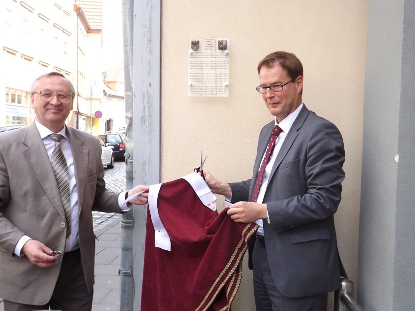 Evgeni Scholl und Oberb&uuml;rgermeister Dr. Johannes Bruns enth&uuml;llen die Gedenktafel in der R&ouml;blingstra&szlig;e. (Foto: Foto: Mix)