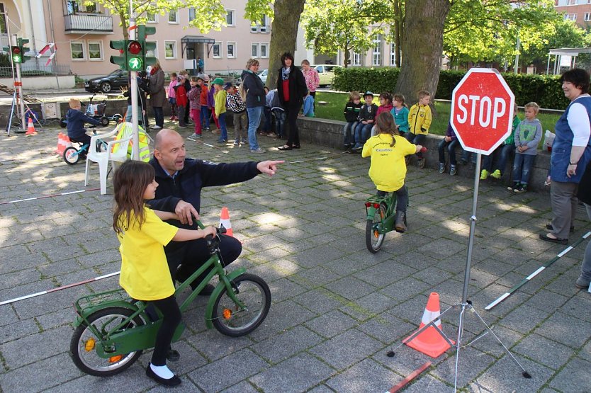 Sicherheit braucht K&ouml;pfchen - seit gut zehn Jahren organisiert die Kreissparkasse Nordhausen die Verkehrsschulungen f&uuml;r angehende Grundsch&uuml;ler (Foto: Angelo Glashagel)