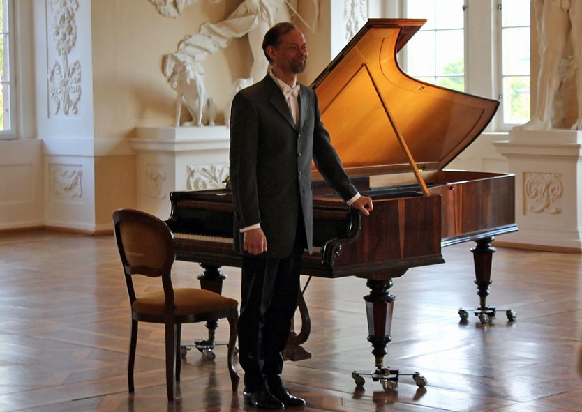 Enrico Pace am Liszt-Flügel (Foto: Karl-Heinz Herrmann) Enrico Pace am Liszt-Flügel (Foto: Karl-Heinz Herrmann)