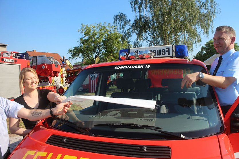 Besondere &Uuml;berraschung: Oliver W&ouml;nnmann und Monique van Asten hatten den Kameraden ein gro&szlig;es, rotes Geschenk mitgebracht (Foto: Angelo Glashagel)