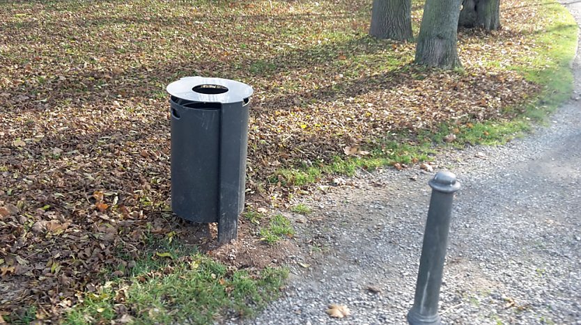 Es ist schon erstaunlich was da so alles entlang der Wipper in Sondershausen abgeladen wird. Dabei hat kn wieder einige frische und alte Entdeckungen gemacht�   Hier wurden mal wieder in einem M&uuml;llsack offensichtlich alte Pflanzgef&auml;&szlig;e entsorgt. So weit ja noch ganz gut.   Muss man aber seine M&uuml;llt&uuml;ten unbedingt auf dem Wipperdamm nahe der Kiesgrube ablegen. Wer macht sich die M&uuml;h (Foto: Karl-Heinz Herrmann)