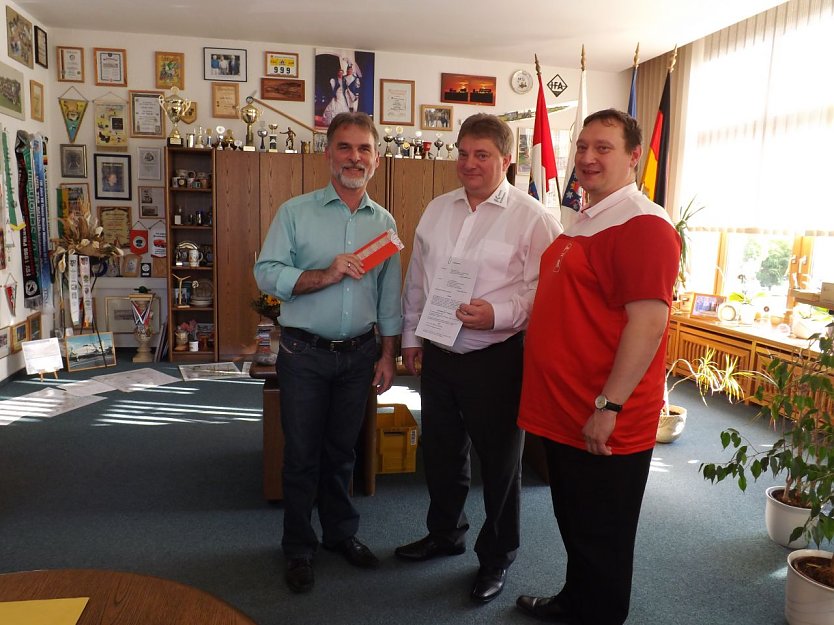 Lars Herting und Rainer Tschiesche (v. r.) erhielten vom Landrat die Schl&uuml;ssel f&uuml;r das Objekt. Bereits am Montag werden die ersten Trainingseinheiten in der Sporthalle stattfinden. (Foto:  Foto: mix)