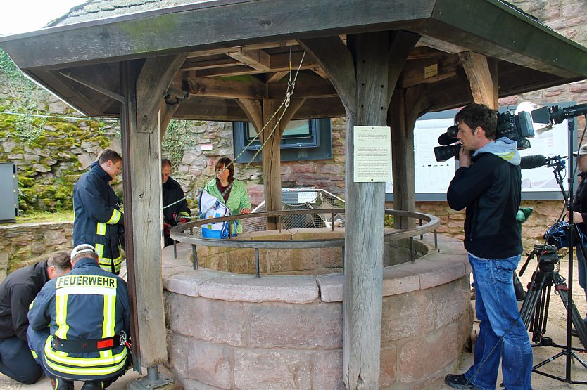 Arbeiten am tiefsten Burgbrunnen (Foto: Stadtmarketing Bad Frankenhausen) Arbeiten am tiefsten Burgbrunnen (Foto: Stadtmarketing Bad Frankenhausen)