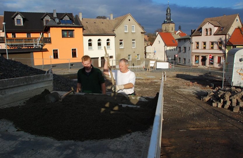 Philipp Hartlepp und Manfred Becker gestalten in wesentlichen Teilen das Freigel&auml;nde am Obertor 4 in Hettstedt. (Foto: Jochen Miche)