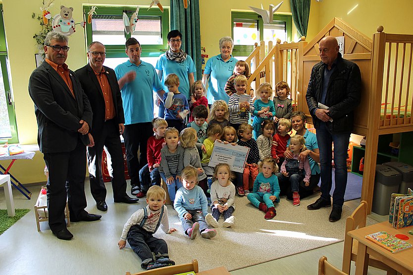 Verschönerung der Kita Arche Noah Großfurra (Foto: Karl-Heinz Herrmann) Verschönerung der Kita Arche Noah Großfurra (Foto: Karl-Heinz Herrmann)