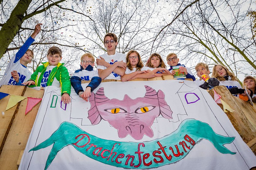 Richtfest auf dem Abenteuerspielplatz (Foto: Stadtjugendring Sondershausen) Richtfest auf dem Abenteuerspielplatz (Foto: Stadtjugendring Sondershausen)