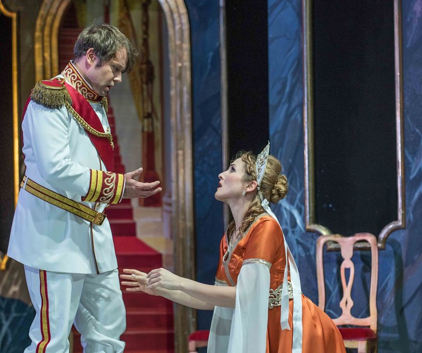 Jan Novotny (Der Zarewitsch) und Désirée Brodka (Sonja) in Der Zarewitsch (Foto: Roland Obst) Jan Novotny (Der Zarewitsch) und Désirée Brodka (Sonja) in Der Zarewitsch (Foto: Roland Obst)