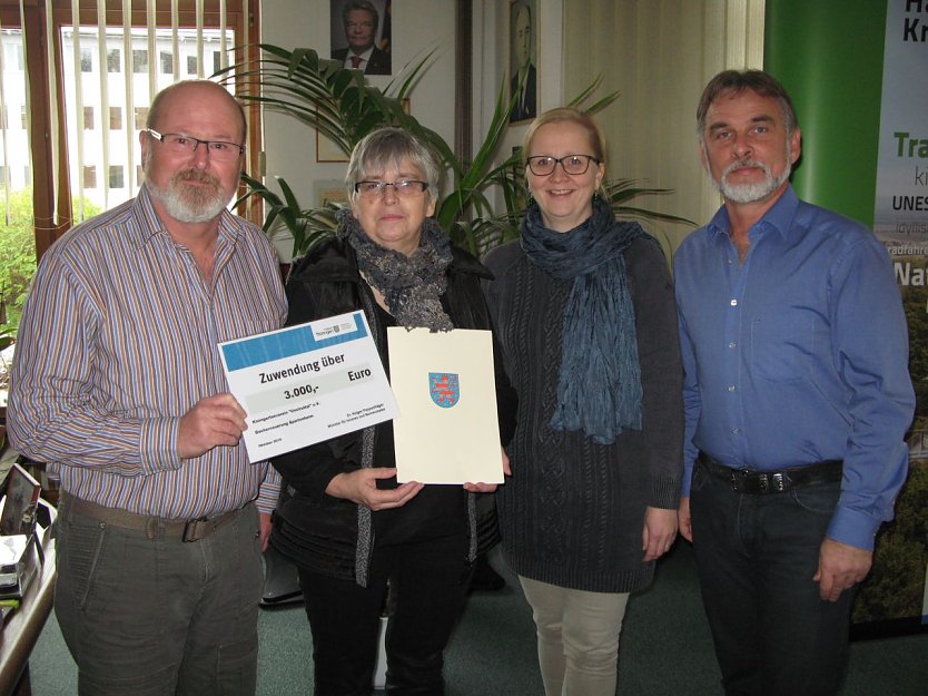 (v. l.) Wolfgang B&ouml;gel, Vorstandsmitglied, Ingeborg Twrznik, Vereinsvorsitzende, Dagmar Kleemann, stellvertretende Ortsvereinsvorsitzende der SPD, und Landrat Harald Zanker.  (Foto: Foto:	Landratsamt)